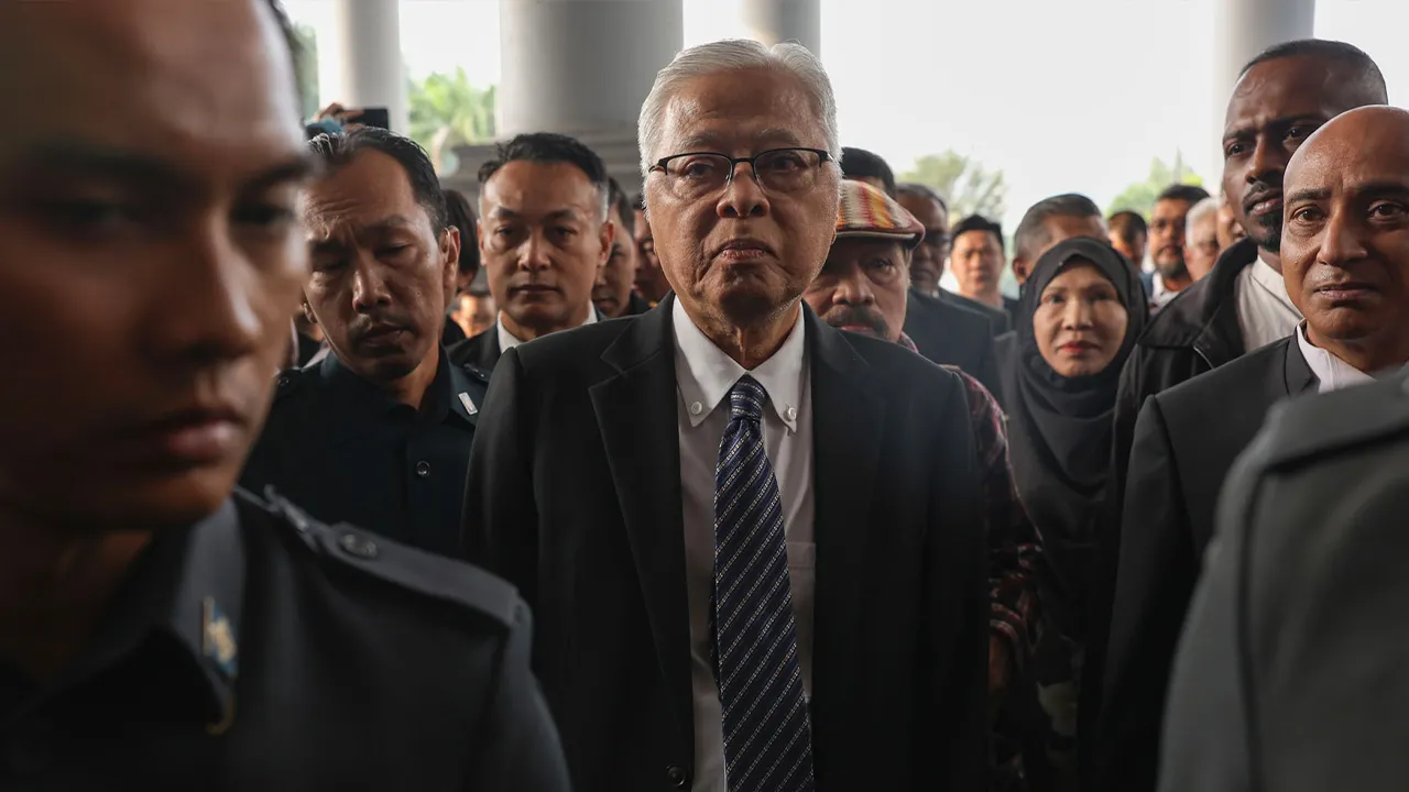 Kuala Lumpur , 27 Ogos 2026.Bekas Perdana Menteri Datuk Seri Ismail Sabri Yaakob tiba di perkarangan Mahkamah Sesyen Kuala Lumpur untuk didakwa  di bawah Akta Suruhanjaya Pencegahan Rasuah Malaysia (SPRM) 2009.Astro AWANI / SHAHIR OMAR