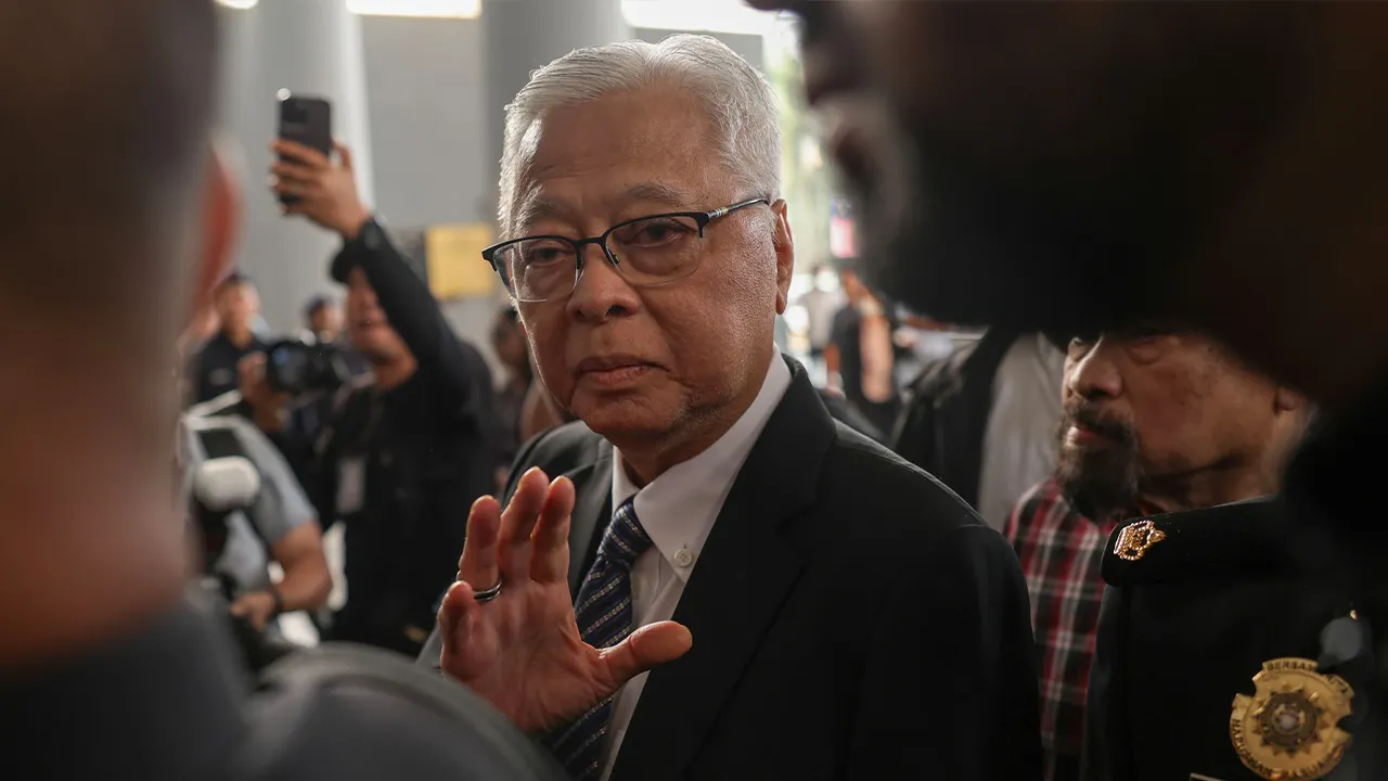 Kuala Lumpur , 27 Ogos 2026.Bekas Perdana Menteri Datuk Seri Ismail Sabri Yaakob tiba di perkarangan Mahkamah Sesyen Kuala Lumpur untuk didakwa  di bawah Akta Suruhanjaya Pencegahan Rasuah Malaysia (SPRM) 2009.Astro AWANI / SHAHIR OMAR