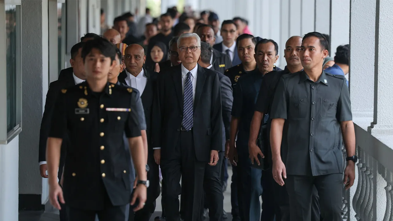 Kuala Lumpur , 27 Ogos 2026.Bekas Perdana Menteri Datuk Seri Ismail Sabri Yaakob tiba di perkarangan Mahkamah Sesyen Kuala Lumpur untuk didakwa  di bawah Akta Suruhanjaya Pencegahan Rasuah Malaysia (SPRM) 2009.Astro AWANI / SHAHIR OMAR