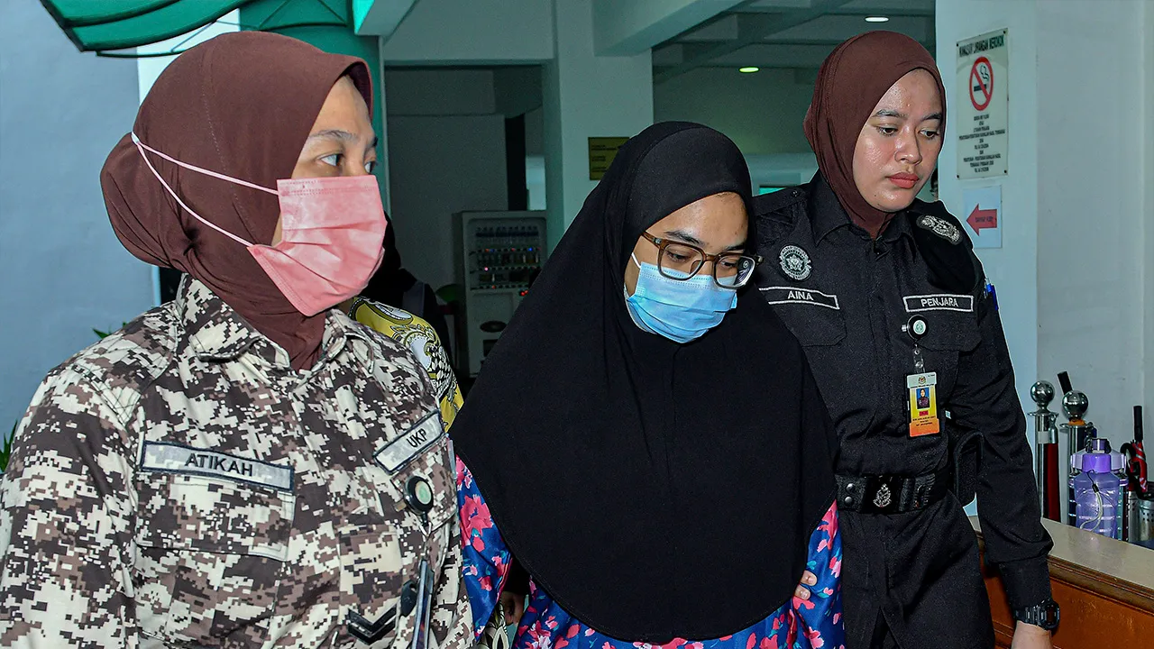 SHAH ALAM, 19 Ogos -- Ismanira Abdul Manaf (tengah) hadir di Mahkamah Tinggi hari ini bagi pendengaran rayuan untuk mengetepikan sabitan dan hukuman penjara lima tahun dijatuhkan terhadapnya kerana mengabaikan anaknya, Zayn Rayyan Abdul Matin, 6, sehingga menyebabkan kecederaan fizikal, tiga tahun lepas._BERNAMA