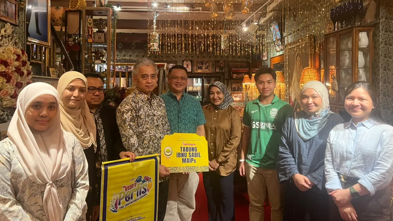 Tuanku Syed Faizuddin dan Tuanku Lailatul Shahreen bersama anakanda-anakanda bergambar kenangan bersama Ismail Mohamad Bkri (empat dari kiri) dan Safrizan Abdul Karim (tiga dari kiri) sempena simbolik penyerahan sumbangan bantuan Ibnu Sabil MAIPs berjumlah RM5,000 di di Singapura, pada Jumaat. - Gambar ihsan MAIPs
