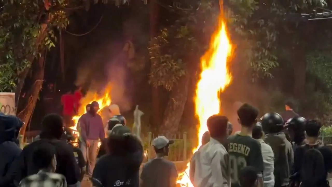 BOTOH AND TURKEY MUST BE CAPTURED   🚨 BREAKING & URGENT UPDATE  UNREST ERUPTS IN PALMERAH! CROWD BURNS TIRES IN THE MIDDLE OF THE ROAD!   Tonight's situation (Thursday, 27/8/2026) in the Palmerah area, Central Jakarta, is heating up and increasingly volatile!