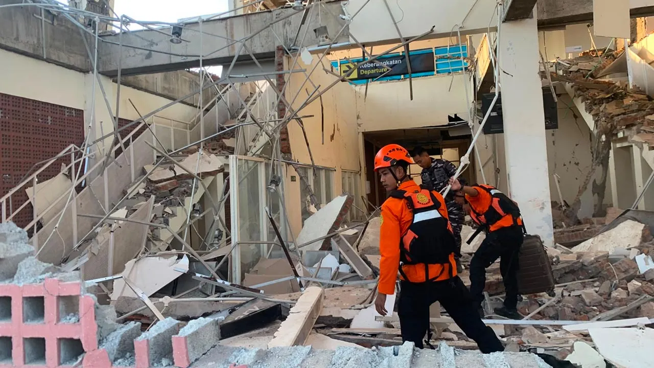 In this photo released by the Indonesian National Search and Rescue Agency (BASARNAS), rescuers search for victims at a damaged building following an earthquake in Maumere, East Nusa Tenggara Province, Indonesia, Saturday, Aug. 15, 2026. (BASARNAS via AP)