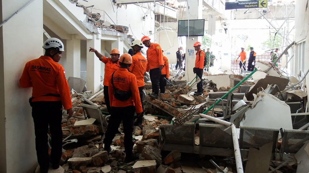Rescuers inspect a heavily-damaged building at L. Say port following an earthquake in Maumere, Sikka, East Nusa Tenggara province, Indonesia, August 15, 2026. REUTERS/Willy Kurniawan