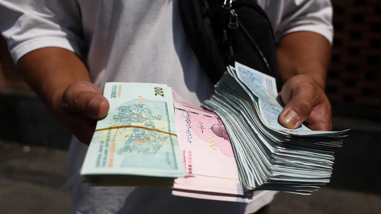 A currency dealer holds Iranian Rial in the Grand Bazaar in Tehran, Iran, August 17, 2026. Majid Asgaripour/WANA (West Asia News Agency) via REUTERS ATTENTION EDITORS - THIS PICTURE WAS PROVIDED BY A THIRD PARTY. ISRAEL OUT. NO COMMERCIAL OR EDITORIAL SALES IN ISRAEL. NO ACCESS FOR ISRAELI MEDIA. NO USE BBC PERSIAN. NO USE VOA PERSIAN. NO USE MANOTO. NO USE IRAN INTERNATIONAL. NO USE RADIO FARDA. DIGITAL: NO USE BBC PERSIAN. NO USE VOA PERSIAN. NO USE MANOTO. NO USE IRAN INTERNATIONAL. NO USE RADIO FARDA.