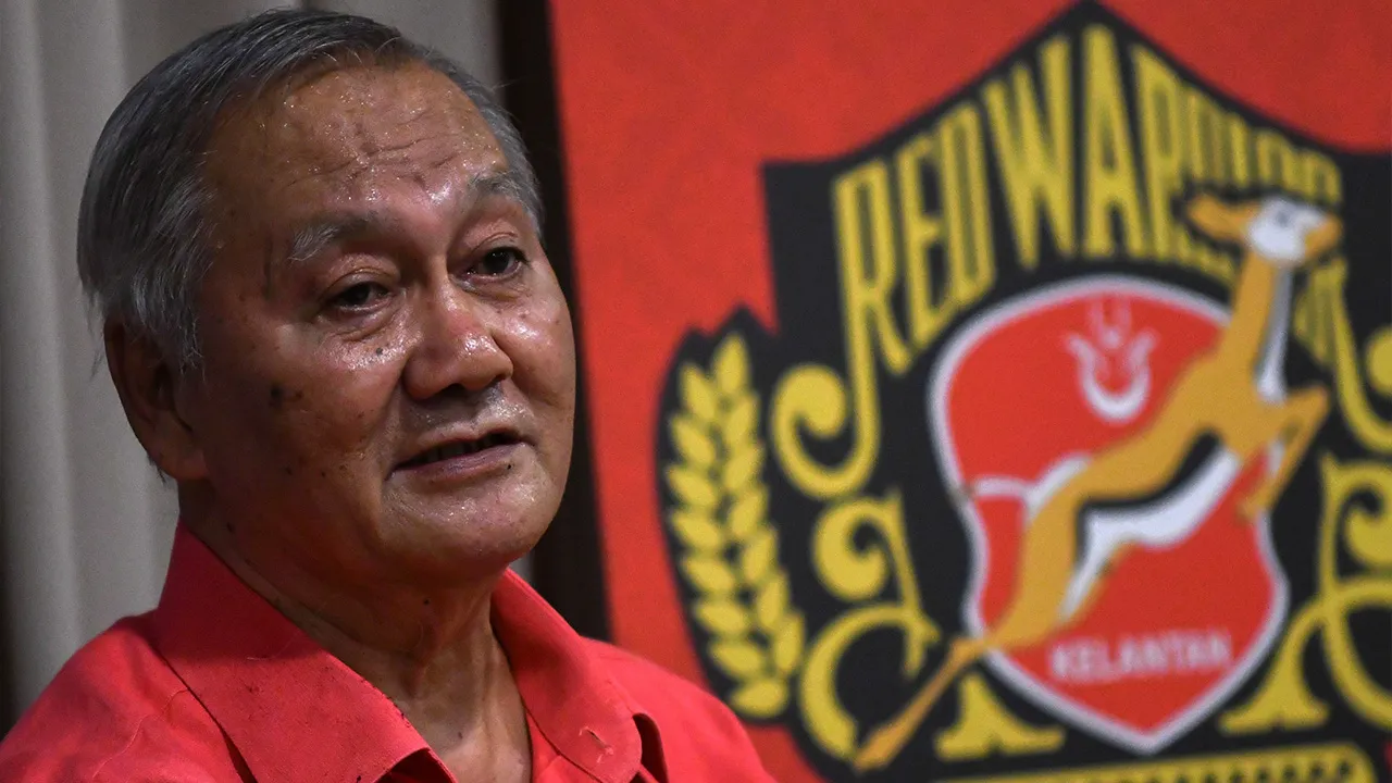 KOTA BHARU, 18 Jan -- Ketua Jurulatih Kelantan Red Warrior FC (KRW FC) yang baharu Irfan Bakti Abu Salim (kiri) pada Majlis Pengenalan Ketua Jurulatih pasukan itu di sebuah hotel hari ini._BERNAMA