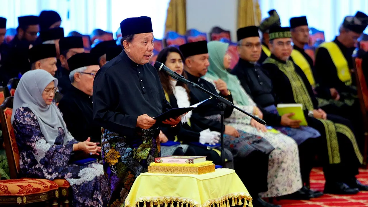 KUALA PILAH, 2 Ogos -- Ahli Dewan Undangan Negeri (DUN) Juasseh Datuk Ismail Lasim mengangkat sumpah jawatan Menteri Besar Negeri Sembilan yang baharu hari ini.  Ismail, 67, yang juga bekas Pengerusi Jawatankuasa Bertindak Pendidikan dan Modal Insan Negeri Sembilan itu mengangkat sumpah jawatan di hadapan Yang Dipertuan Besar Negeri Sembilan Tuanku Muhriz Tuanku Munawir di Balairong Seri, Istana Besar Seri Menanti di sini, pada 11.29 pagi.  --fotoBERNAMA (2026) HAK CIPTA TERPELIHARA