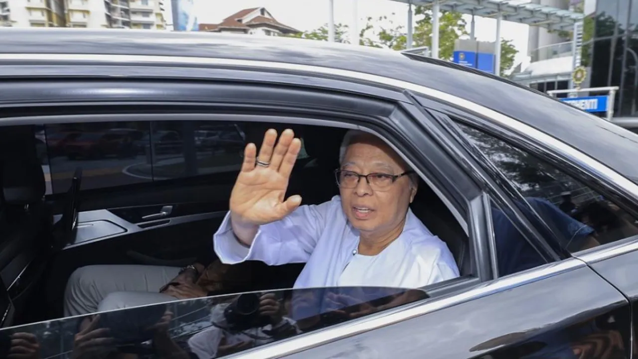 KUALA LUMPUR, 6 Ogos (Bernama) -- Bekas Perdana Menteri Datuk Seri Ismail Sabri Yaakob akan didakwa esok di Mahkamah Sesyen Kuala Lumpur di bawah Akta Suruhanjaya Pencegahan Rasuah Malaysia (SPRM). Berdasarkan semakan sistem mahkamah, pertuduhan terhadap Ahli Parlimen Bera itu akan dibacakan di hadapan Hakim Suzana Hussin pada 9 pagi.