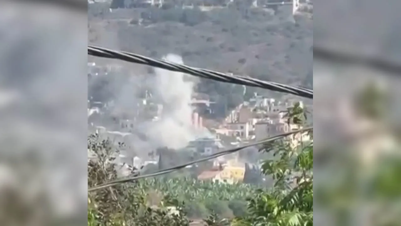Lebanon: Israeli artillery targets the town of Al-Mansouri_AP