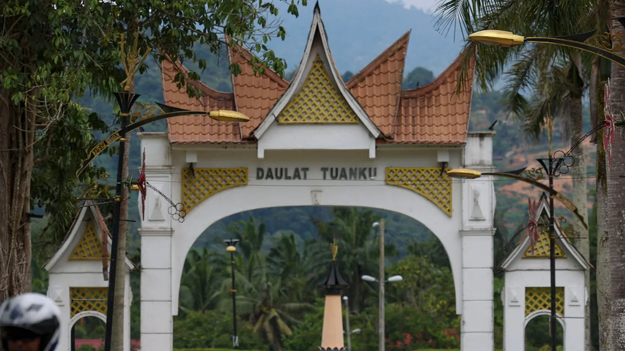 KUALA PILAH, 14 Ogos -- Kenderaan yang membawa Ahli Dewan Undangan Negeri (ADUN) Sikamat Datuk Seri Aminuddin Harun tiba di Istana Besar Seri Menanti hari ini._BERNAMA