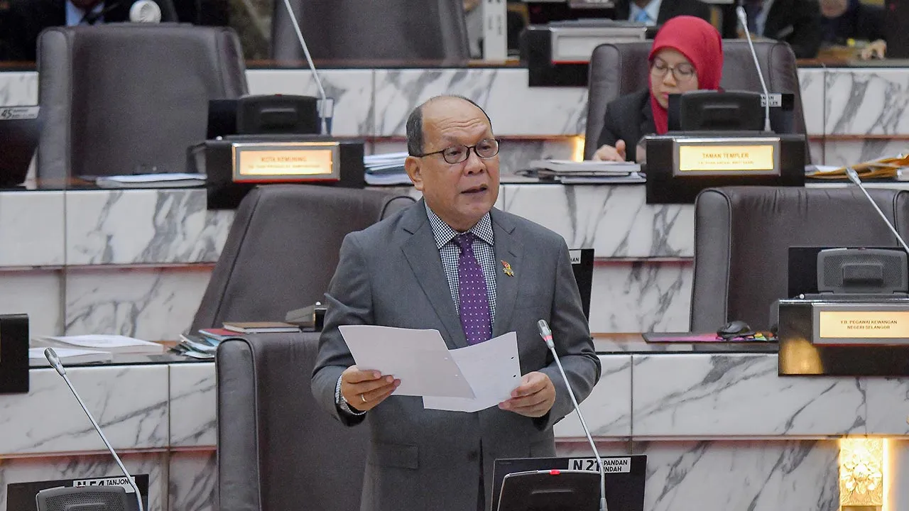 SHAH ALAM, 10 Ogos -- Exco Infrastruktur dan Pertanian Negeri Selangor Datuk Ir Izham Hashim semasa sesi soal jawab sempena Mesyuarat Kedua Persidangan Penggal Keempat Dewan Undangan Negeri Selangor ke-15 di Dewan Negeri Selangor hari ini.  -- fotoBERNAMA (2026) HAK CIPTA TERPELIHARA