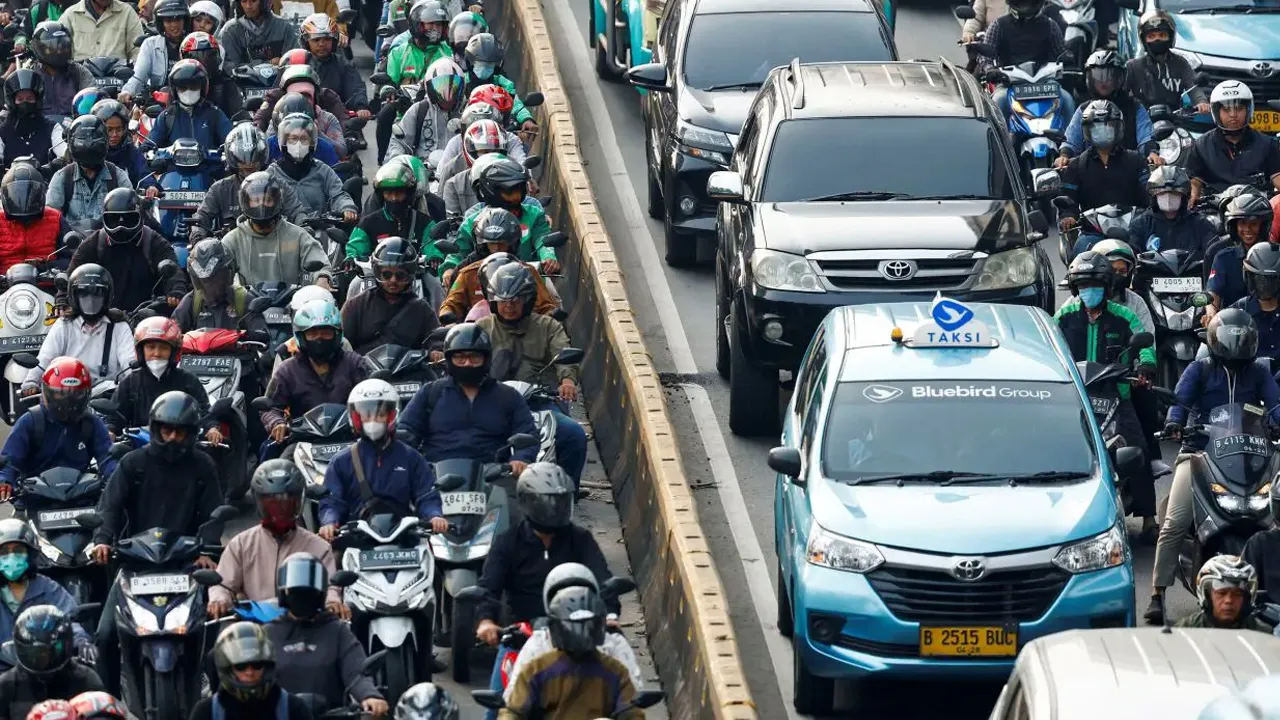 FILE PHOTO: A view of a traffic jam during morning rush hour in Jakarta, Indonesia, May 22, 2024. The rural-to-city movements are closely monitored by the authorities in the Big Durian as officials need to plan for the annual arrivals, which could strain housing and job availability. - Reuters