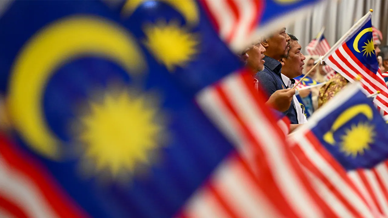 SEREMBAN, 22 Ogos -- Para peserta mengibarkan Jalur Gemilang pada Program Salam Agrikomoditi @Negeri Sembilan di Dewan Majlis Bandaraya Seremban, hari ini.  --fotoBERNAMA (2026) HAK CIPTA TERPELIHARA