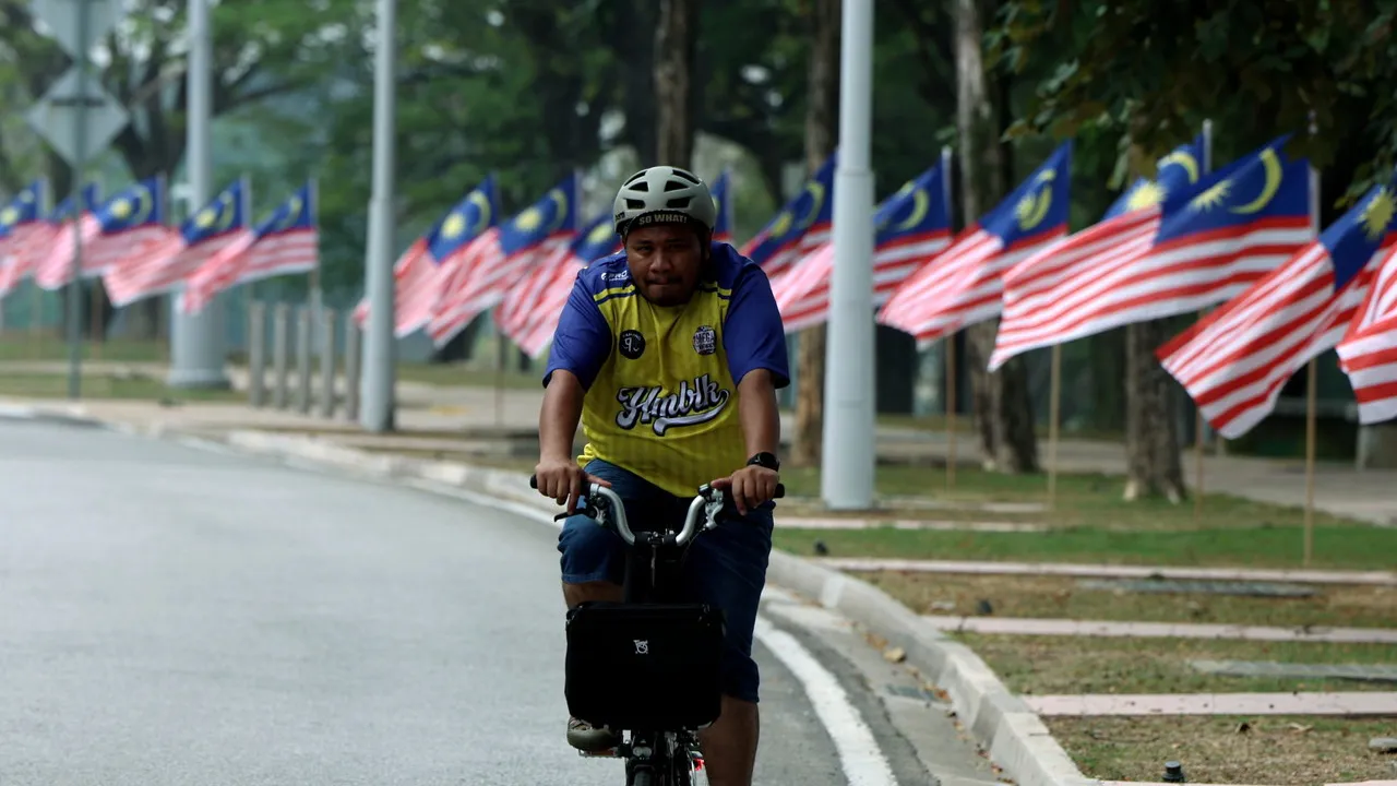 PUTRAJAYA, 16 Ogos -- Kibaran Jalur Gemilang menghiasi jalan di sekitar Pusat Pentadbiran Kerajaan sebagai persiapan menjelang sambutan Hari Kebangsaan dan Hari Malaysia 2026 ketika tinjauan fotoBernama, hari ini.  Acara kemuncak sambutan tahun ini dijadualkan berlangsung di Dataran Putrajaya dengan membawa tema "Malaysia MADANI: Kesejahteraan Dinikmati".  --fotoBERNAMA (2026) HAK CIPTA TERPELIHARA