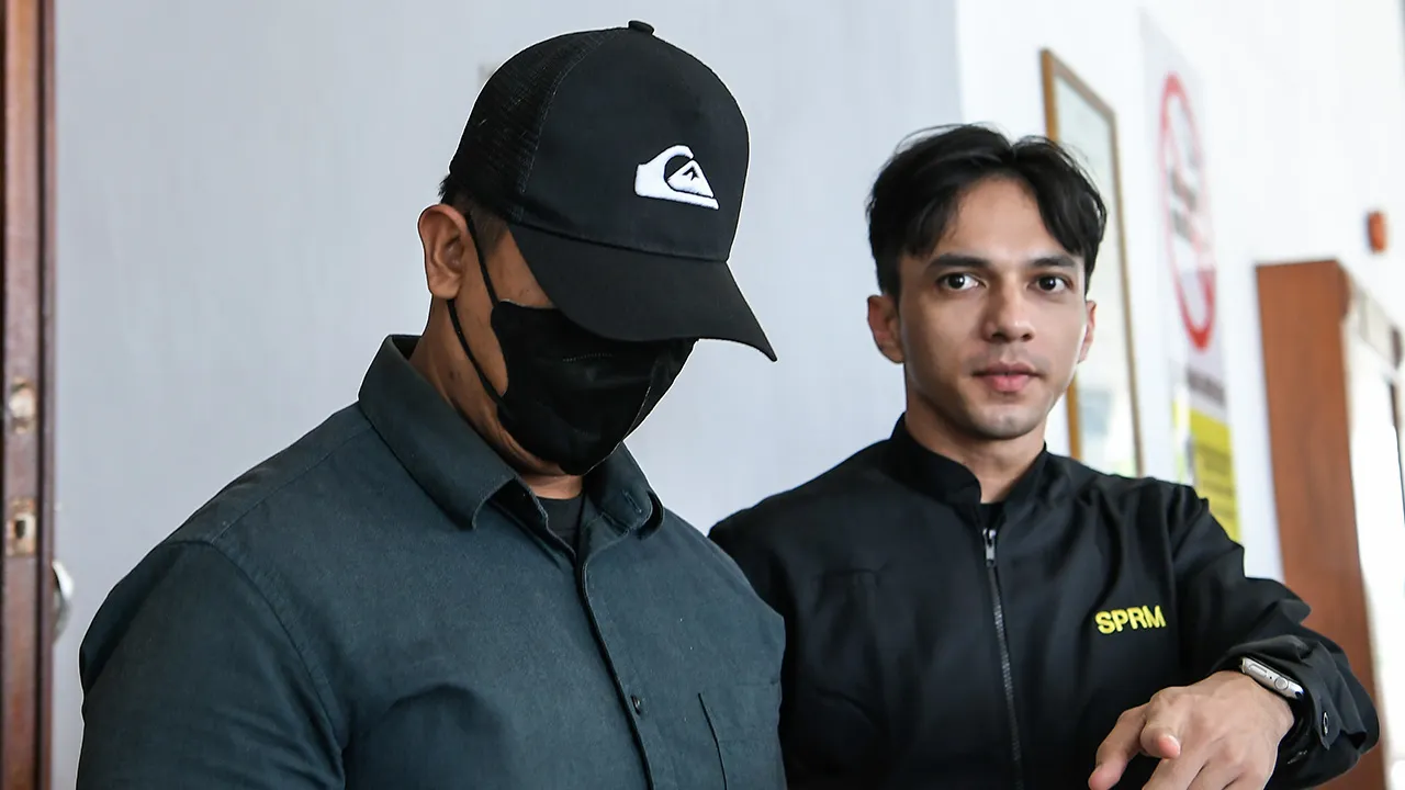 ALOR SETAR, 4 Ogos -- Pegawai Jabatan Bomba dan Penyelamat Malaysia (JBPM) Johari Bar Azwar, 40, mengaku tidak bersalah di Mahkamah Sesyen Alor Setar hari ini atas tiga pertuduhan meminta dan menerima rasuah berjumlah RM11,500 sebagai dorongan untuk mendapatkan surat sokongan pelesenan daripada JBPM 2024 dan tahun lepas.
