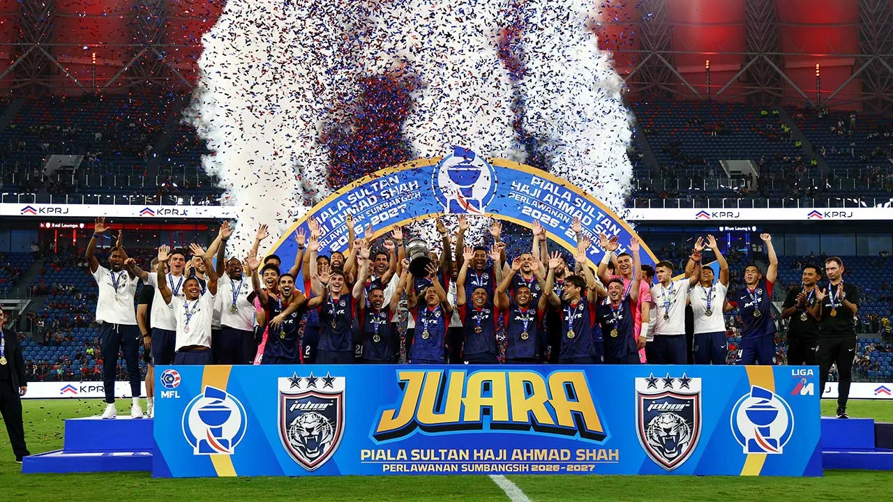 ISKANDAR PUTERI, 21 Ogos -- Johor Darul Ta'zim (JDT) menjulang Piala Sultan Haji Ahmad Shah selepas menewaskan Kuching City FC 3-0 dalam perlawanan Sumbangsih di Stadium Sultan Ibrahim hari ini. JDT mendahului 2-0 pada separuh masa kedua.  --fotoBERNAMA (2026) HAK CIPTA TERPELIHARA    ISKANDAR PUTERI, Aug 21 -- Johor Darul Ta'zim (JDT) lift the Sultan Haji Ahmad Shah Cup after defeating Kuching City FC 3-0 in the Charity Shield match at Sultan Ibrahim Stadium today. JDT led 2-0 in the second half.  --fotoBE