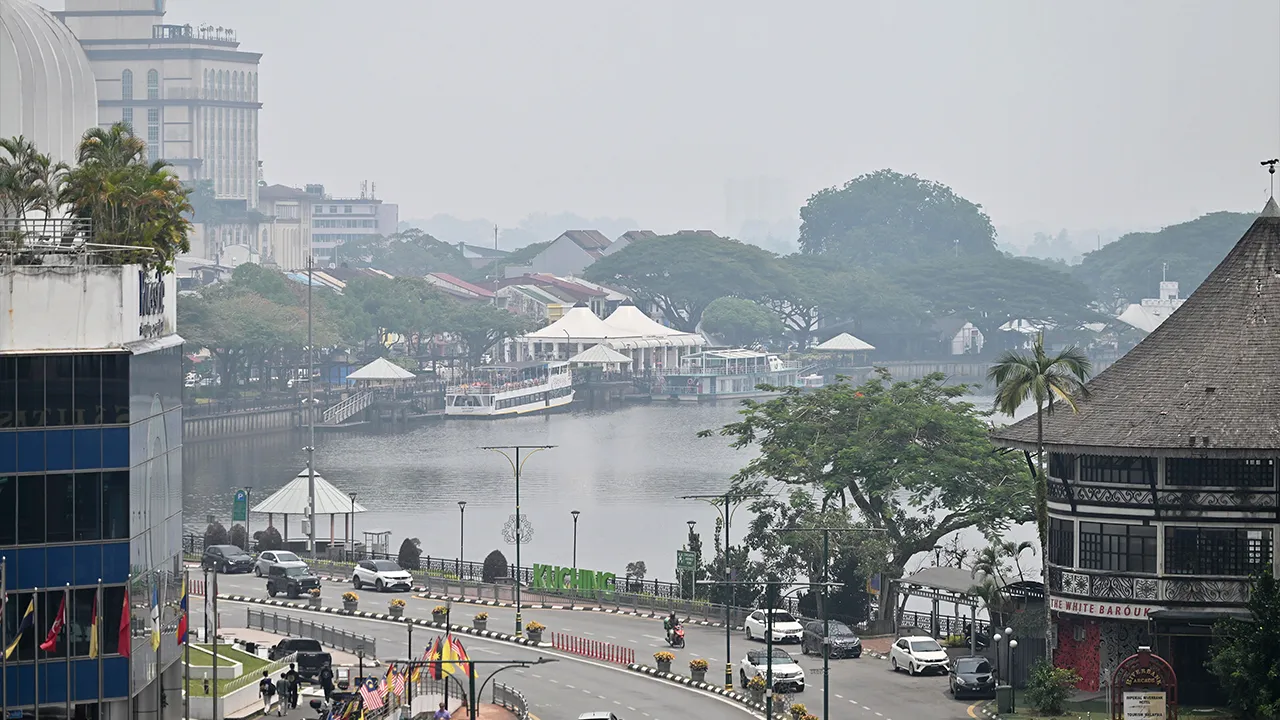 KUCHING, 23 Ogos -- Tinjauan di sekitar Kuching tengah hari ini mendapati bandar raya tersebut diselubungi jerebu dengan bacaan Indeks Pencemaran Udara (IPU) 180._BERNAMA