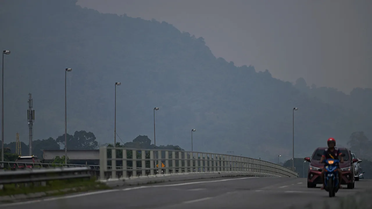 SERIAN, 11 Ogos -- Pemandangan berjerebu dirakam di bandar Serian yang terletak kira-kira 60 kilometer dari bandaraya Kuching, hari ini.  Kualiti udara di Serian yang berdekatan dengan sempadan Malaysia-Indonesia semakin meningkat dengan indeks pencemaran udara (IPU) kian menghampiri tahap tidak sihat iaitu 190.  -- fotoBERNAMA (2026) HAK CIPTA TERPELIHARA