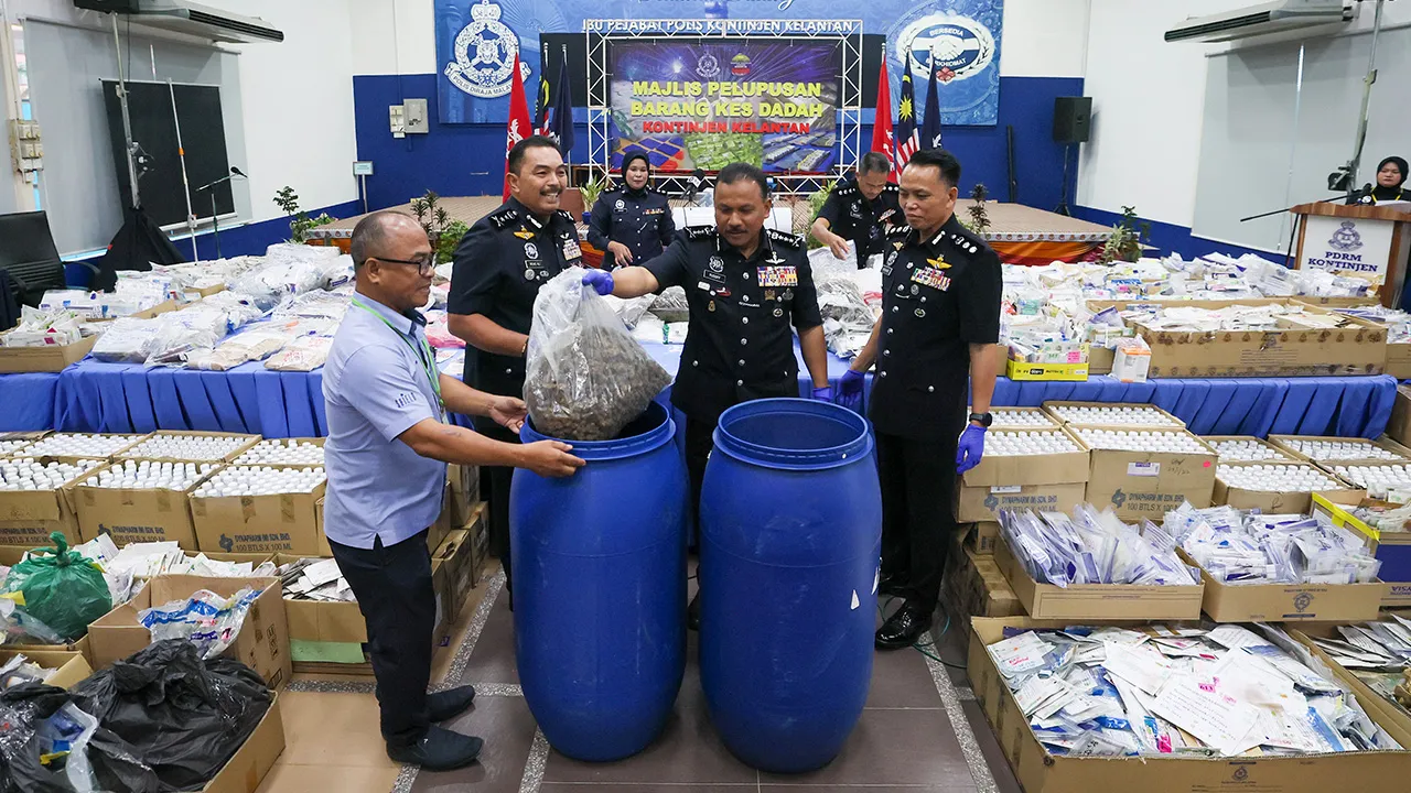 KOTA BHARU, 23 Ogos -- Ketua Polis Kelantan Datuk Mohd Yusoff Mamat (dua, kanan) memasukkan barang kes rampasan dadah ke dalam tong besar untuk dilupuskan pada sidang media mengenai pelupusan barang kes Jabatan Siasatan Jenayah Narkotik IPK Kelantan hari ini.  Polis Kelantan akan melupuskan 6,536 barang kes berkaitan narkotik bernilai RM1.104 juta yang telah selesai melalui proses perbicaraan dan keputusan mahkamah bagi tempoh 2008 hingga 2024 membabitkan pelbagai jenis bahan kes dengan jumlah berat keselur