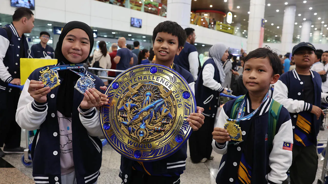 SEPANG, 10 Ogos -- Pasukan Robotik Malaysia yang memenangi pingat Emas dalam acara Puck Collector Junior l menunjukkan pingat yang dimenangi mereka selepas tiba di Lapangan Terbang Antarabangsa Kuala Lumpur (KLIA) Terminal 1, hari ini._BERNAMA