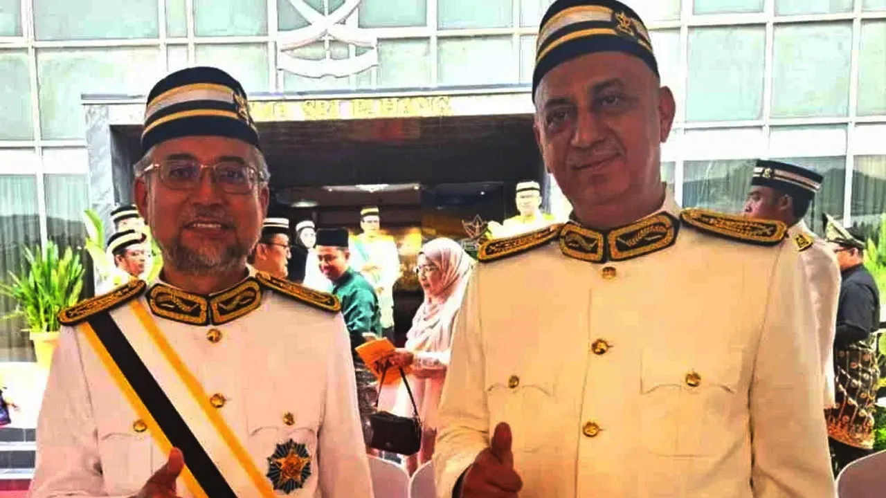 Jasri (kiri) dan Yazid mengambil pendirian menyokong kepimpinan Wan Rosdy hingga PRN16._Sinar Harian