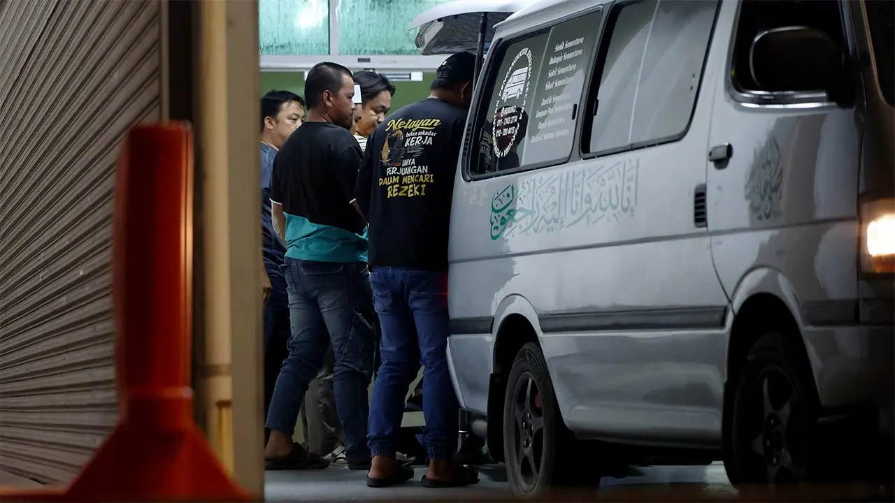 KOTA KINABALU, 7 Ogos -- Jenazah tiga anggota polis yang maut dipercayai akibat renjatan elektrik dalam kejadian di Beaufort, semalam dibawa ke Jabatan Forensik Hospital Queen Elizabeth di sini, awal pagi tadi dari Hospital Beaufort untuk menjalani bedah siasat.  Tinjauan BERNAMA di pekarangan hospital itu mendapati ketibaan ketiga-tiga van yang membawa jenazah tersebut pada 1.10 pagi diiringi beberapa kenderaan peronda (MPV) Polis Diraja Malaysia (PDRM) dari Ibu Pejabat Polis Daerah (IPD) Beaufort, Papar, 