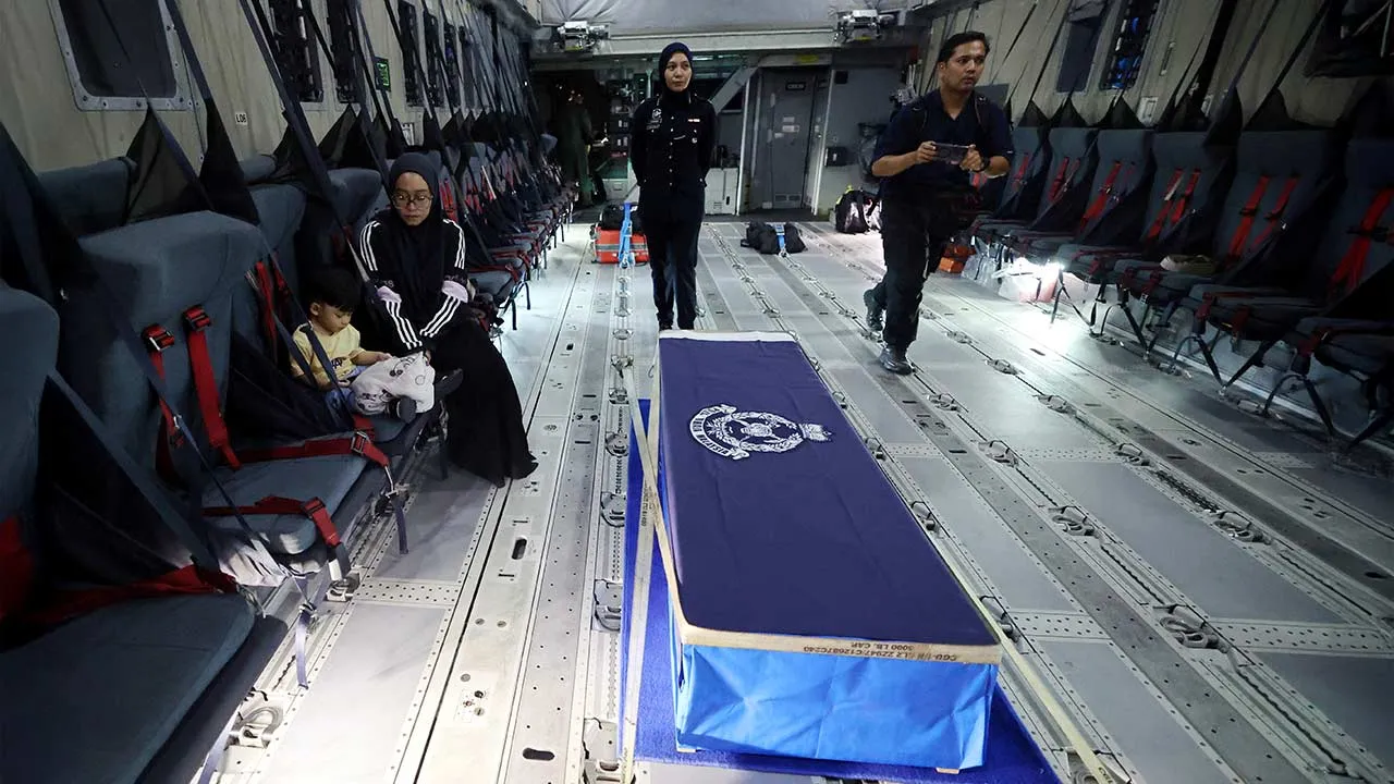 KOTA KINABALU, 7 Ogos -- Balu anggota polis Allahyarham Koperal Mohamad Nur Hafiz Ibrahim, Fatimah Shahira (kanan) bersama anaknya mengiringi jenazah suaminya menerusi penerbangan ihsan TUDM dari Terminal Dua Lapangan Terbang Antarabangsa Kota Kinabalu ke Kuantan, Pahang, malam tadi.  Tiga anggota polis maut akibat renjatan elektrik di Weston, Beaufort petang kelmarin.  --fotoBERNAMA (2026) HAK CIPTA TERPELIHARA    KOTA KINABALU, Aug 7 -- The widow of the late police personnel, Corporal Mohamad Nur Hafiz Ib