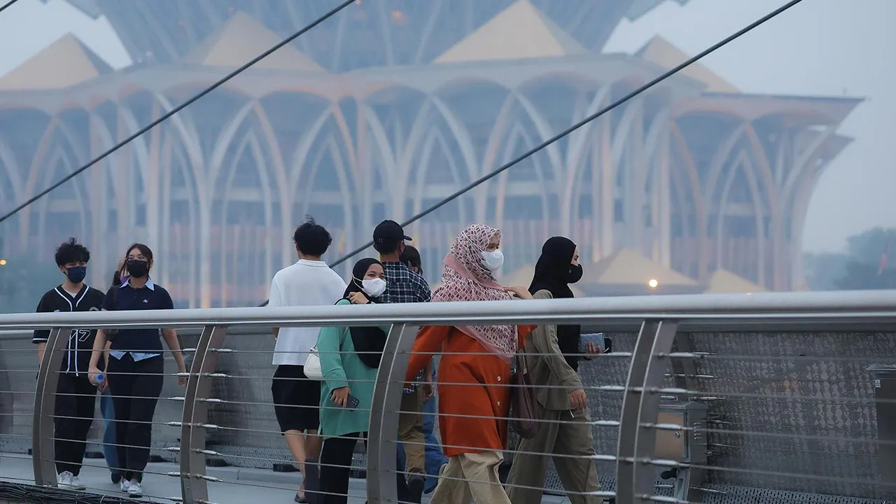 KUCHING, 30 Ogos - Pemandangan berjerebu dirakam di Jambatan Darul Hana berhampiran Tebingan Sungai Kuching yang mencatatkan bacaan Indeks Pencemaran Udara (IPU) 299 iaitu sangat tidak sihat setakat 11 pagi ini. - fotoBERNAMA (2026) HAK CIPTA TERPELIHARA