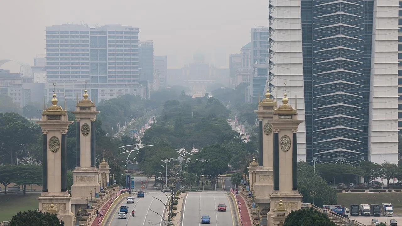 PUTRAJAYA, 16 Ogos -- Pemandangan di Pusat Pentadbiran Kerajaan sedikit terjejas akibat jerebu hari ini.  Walau bagaimanapun, ketika gambar ini dirakam pada jam 12.00 tengah hari tadi, bacaan Indeks Pencemaran Udara (IPU) menerusi laman web APIMS (apims.doe.gov.my) masih mencatatkan tahap sederhana, iaitu 80.  --fotoBERNAMA (2026) HAK CIPTA TERPELIHARA
