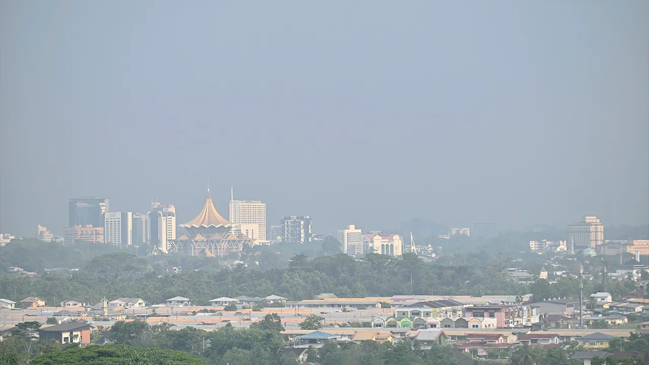 KUCHING, 7 Ogos -- Pemandangan sekitar Bandar Raya Kuching diselubungi jerebu ketika tinjauan fotoBernama, hari ini.  Kualiti udara di kawasan Kuching, Samarahan dan Serian merekodkan bacaan Indeks Pencemaran Udara (IPU) pada tahap tidak sihat setakat 12 tengah hari, dengan Kuching mencatatkan bacaan 139, Samarahan (140) dan Serian (162)._BERNAMA