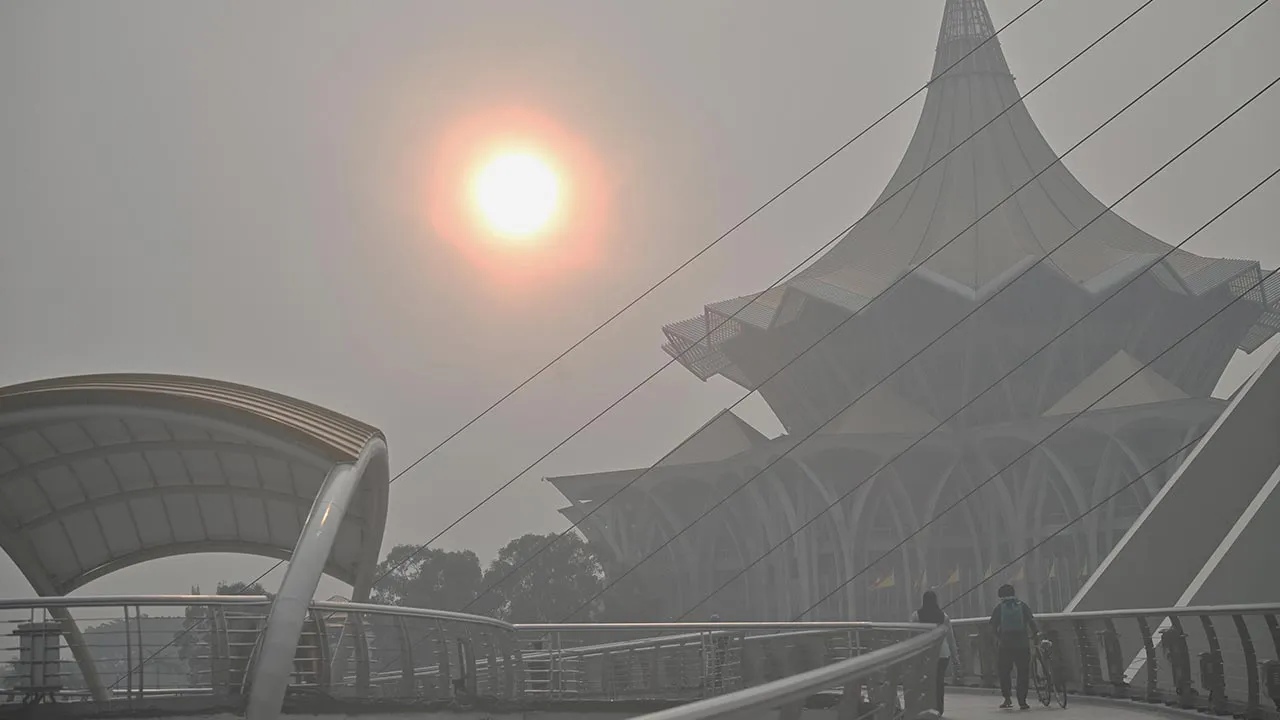 KUCHING, 20 Ogos -- Pemandangan Bangunan Dewan Undangan Negeri (DUN) Sarawak kelihatan kabur akibat jerebu dengan merekodkan bacaan Indeks Pencemaran Udara (IPU) 180 pada tahap tidak sihat setakat 9 pagi tadi.  -- fotoBERNAMA (2026) HAK CIPTA TERPELIHARA