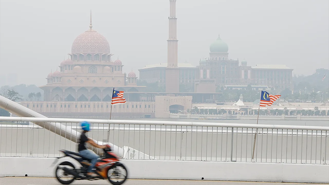 PUTRAJAYA, 25 Ogos -- Pemandangan di sekitar Putrajaya kabur berikutan jarak penglihatan terjejas akibat jerebu yang melanda hari ini.  Menurut data portal Sistem Pengurusan Indeks Pencemaran Udara Malaysia (APIMS), bacaan Indeks Pencemaran Udara (IPU) di Putrajaya berada pada 155 setakat 1 petang tadi, iaitu pada tahap tidak sihat._BERNAMA