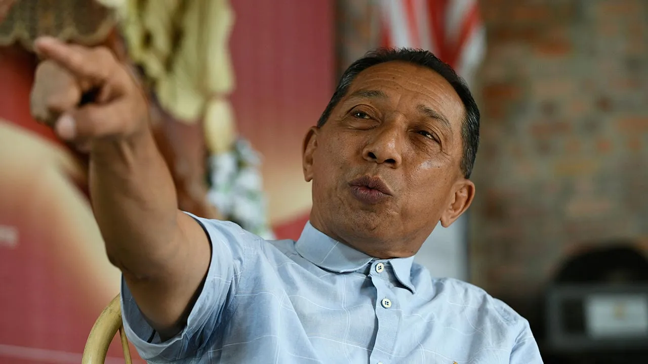 GEORGE TOWN, 26 Ogos -- Pengasas Muzium Perang Pulau Pinang Datuk Johari Shafie yang ditemu bual BERNAMA di sini.  Bekas kubu pertahanan British di Batu Maung di sini, yang turut dikenali sebagai "Outdoor Living War Museum", bukan sekadar destinasi pelancongan, malah berpotensi menjadi ruang pendidikan sejarah yang menghidupkan kembali pengalaman Perang Dunia Kedua, sekali gus menyemai rasa cinta kepada negara dan menghargai keamanan yang dikecapi hari ini.  --fotoBERNAMA (2026) HAK CIPTA TERPELIHARA