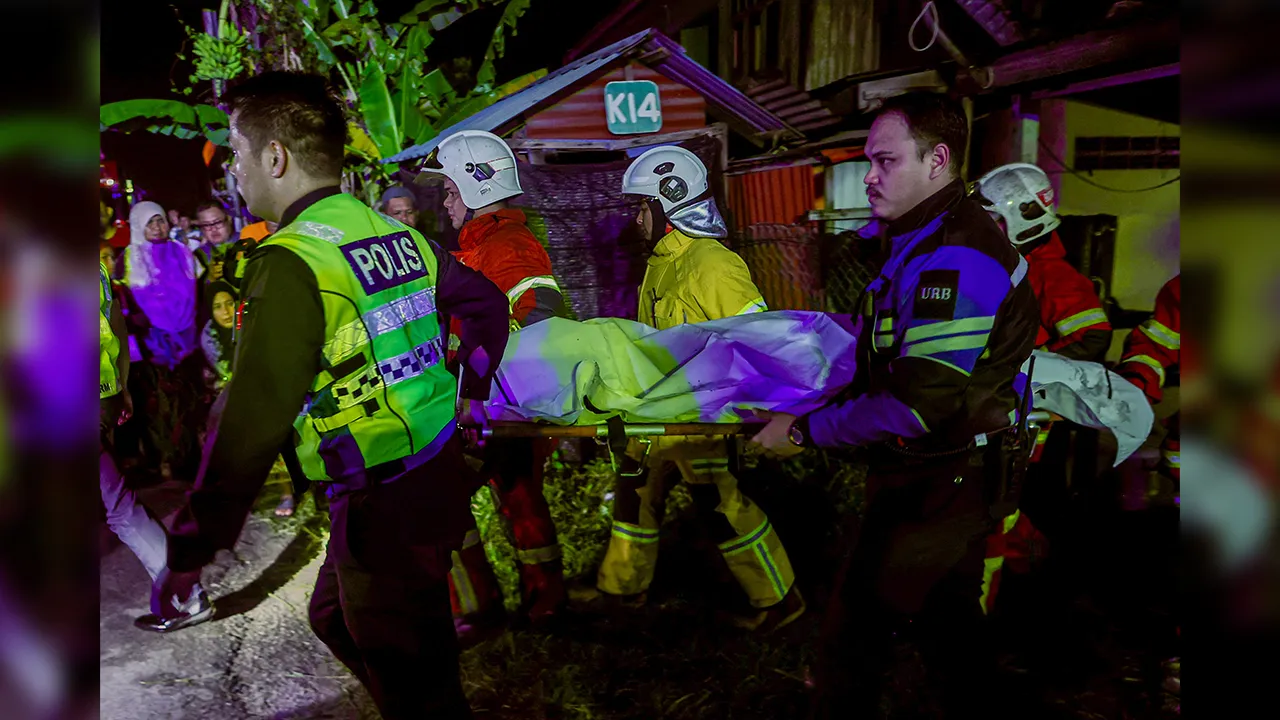 KUALA TERENGGANU, 4 Ogos -- Pasukan penyelamat mengusung mayat lelaki orang kurang upaya (OKU) Abd Latif Abd Rashid, 41, yang maut dalam kebakaran yang memusnahkan rumah keluarganya di Kampung Gong Tok Nasek malam semalam.  Ketua Balai Bomba dan Penyelamat (BBP) Kuala Terengganu Timbalan Penguasa Bomba II Thoyyibah Taib berkata pihaknya tiba di lokasi pada 10.57 malam dan berjaya mengawal kebakaran 15 minit kemudian dengan kekuatan 22 anggota daripada BBP Kuala Terengganu, BBP Kota Raja dan Pasukan Bomba Su