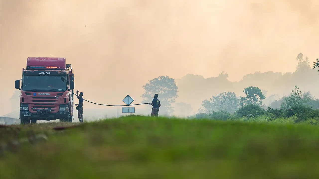KOTA TINGGI, 24 Ogos -- Anggota Balai Bomba dan Penyelamat (BBP) menjalankan operasi memadam kebakaran lalang yang membabitkan kawasan kira-kira 29 hektar di Jalan Bypass Punggai-Sebana Cove di sini.  Komander Operasi PBK I Noor Ikhson Shukor berkata pihaknya menerima panggilan kecemasan pada 11.25 pagi sebelum pasukan BBP Sebana Cove tiba lapan minit kemudian.  Beliau berkata kebakaran melibatkan kawasan lalang seluas 29 hektar dan operasi turut dibantu anggota BBP Punggai.  --fotoBERNAMA (2026) HAK CIPTA 