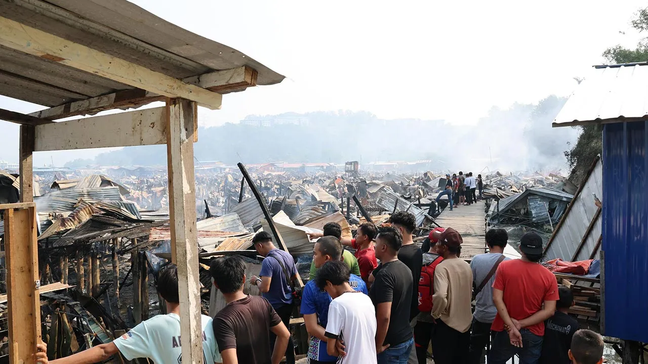 KOTA KINABALU, 30 Ogos - Penduduk setinggan atas air Kampung Lok Buta melihat rumah mereka yang musnah dalam kebakaran melibatkan lebih 200 rumah di tiga kampung di Numbak di sini awal pagi ini. - fotoBERNAMA (2026) HAK CIPTA TERPELIHARA