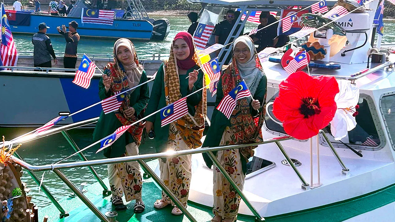 MERSING, 22 Ogos -- Mersing tampil dengan kelainan tahun ini menerusi Kembara Merdeka Jalur Gemilang yang dibawa merentasi perairan bagi menyemarakkan semangat kemerdekaan, sekali gus mengetengahkan identitinya sebagai daerah maritim.  Pegawai Daerah Mersing Jamil Hasni Abdullah berkata kembara itu lazimnya diadakan menerusi konvoi kenderaan yang menyusuri jalan raya, namun pendekatan berbeza diterjemahkan menerusi pelayaran lebih 20 bot dari Jeti Batu Persatuan Nelayan Kawasan (PNK) di sini ke Jeti Mersing