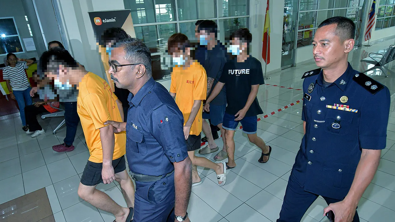 KLANG, 27 Ogos -- Lima lelaki mengaku tidak bersalah di Mahkamah Majistret di sini hari ini atas pertuduhan merusuh menggunakan senjata di sebuah premis di Pandamaran pada minggu lepas, manakala seorang lagi didenda RM2,000 selepas mengaku bersalah terhadap pertuduhan sama._BERNAMA