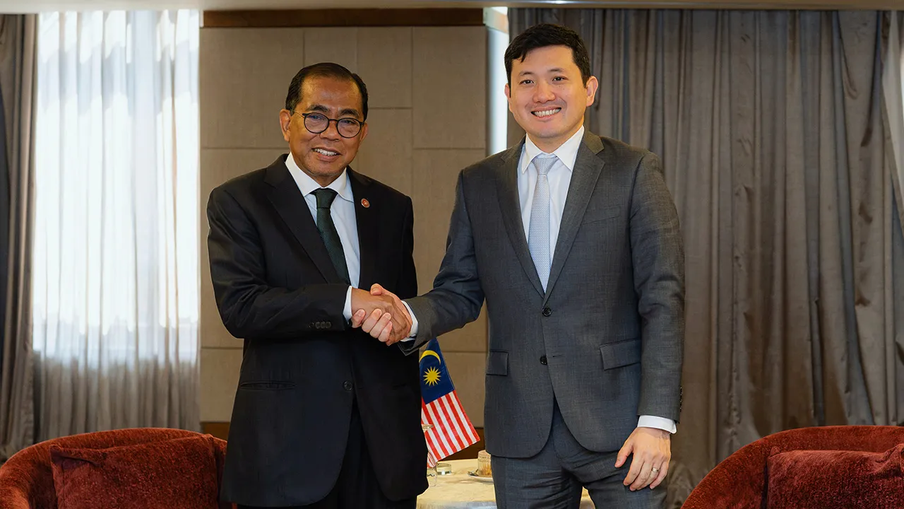KUALA LUMPUR, 3 Ogos -- Menteri Pertahanan Datuk Seri Mohamed Khaled Nordin (kiri) berjabat tangan dengan Duta Amerika Syarikat ke ASEAN, Kevin Kim, semasa menerima kunjungan hormat di luar acara Persidangan Undang-undang dan Operasi Ketenteraan Antarabangsa Tahunan ke-37 (MILOPS) 2026 pada Isnin.  --fotoBERNAMA (2026) HAK CIPTA TERPELIHARA