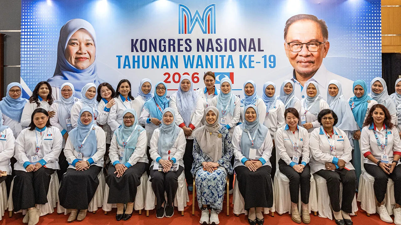 MELAKA, 14 Ogos -- Timbalan Presiden Parti Keadilan Rakyat (PKR) Nurul Izzah Anwar bergambar bersama barisan kepimpinan wanita pada Kongres Nasional Angkatan Muda Keadilan (AMK) dan Wanita 2026 di Pusat Dagangan Antarabangsa Melaka (MITC) Ayer Keroh hari ini.  Turut sama Ketua Wanita PKR Fadhlina Sidek.