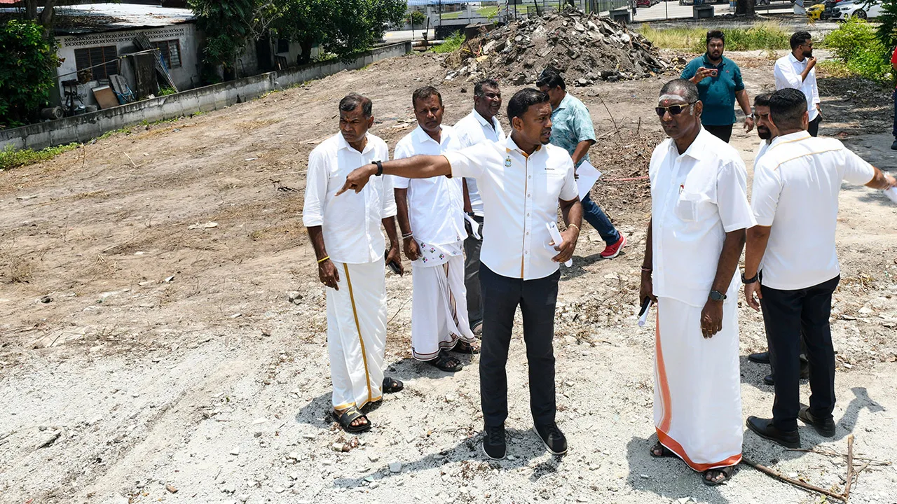 BUTTERWORTH, 23 Ogos -- Ahli Dewan Undangan Negeri (ADUN) Bagan Dalam, Kumaran Krishnan (tiga, kanan) menunjukkan tapak projek pembinaan krematorium Hindu moden kepada Pengerusi Lembaga Wakaf Hindu Negeri Pulau Pinang (LWHPP) RSN Rayer (dua, kanan) di Bagan, hari ini.  Perdana Menteri Datuk Seri Anwar Ibrahim meluluskan peruntukan tambahan RM1 juta kepada LWHPP bagi projek pembinaan krematorium tersebut.  --otoBERNAMA (2026) HAK CIPTA TERPELIHARA