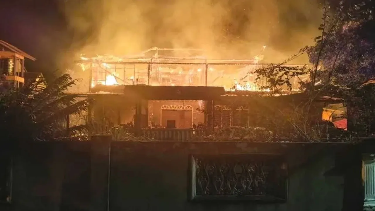 KUALA TERENGGANU​ - Seorang bapa dan anak lelaki maut dalam kebakaran melibatkan sebuah rumah di Kampung Tok Jembal di sini awal pagi Rabu._Sinar Harian