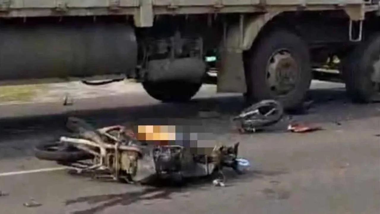 Seorang lelaki maut selepas motosikal yang ditunggangnya hilang kawalan dan bertembung dengan sebuah lori di Jalan Timur, Tawau. -- SINAR HARIAN