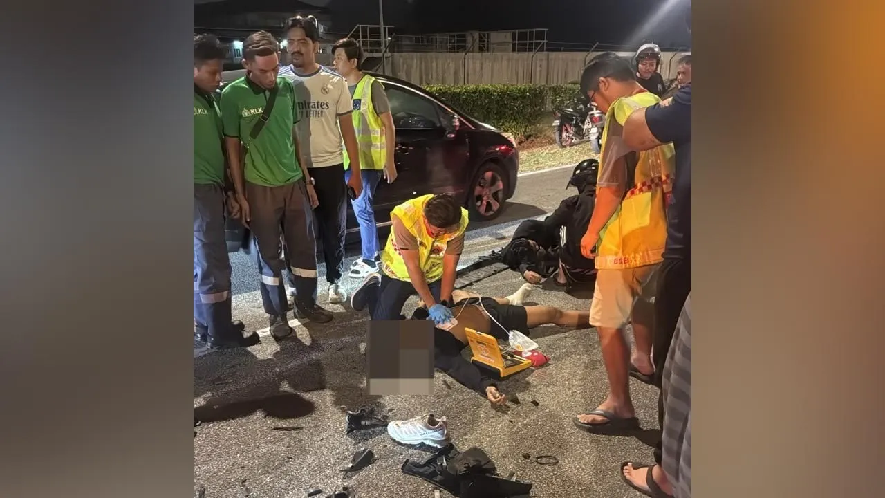 Anggota bomba sukarela memberi bantuan awal pernafasan kepada seorang remaja yang terlibat nahas di hadapan Sekolah Kebangsaan Pakatan Jaya, Tambun, malam tadi. Foto JBPM Perak.