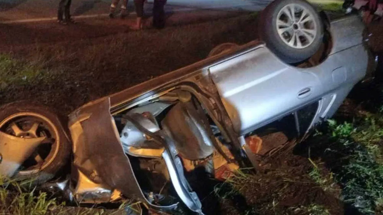 Keadaan kenderaan dipandu mangsa terbalik ke dalam parit dan remuk. - Foto: JBPM