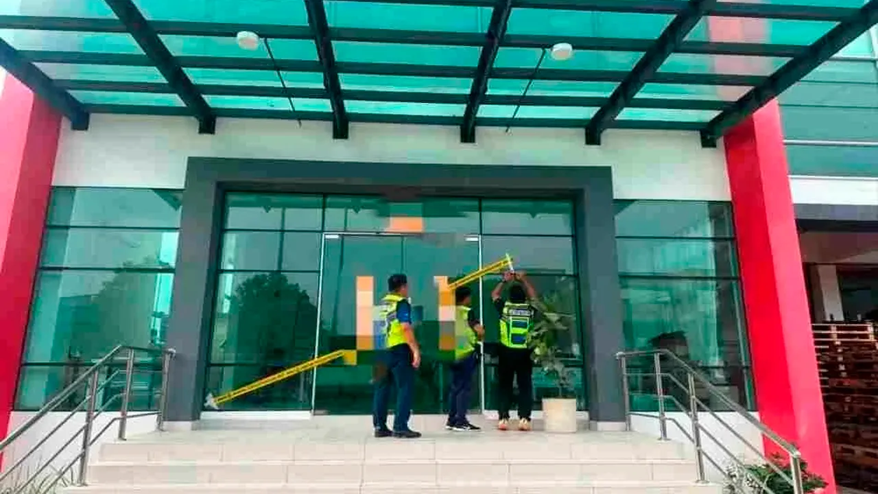Bukan sahaja bendera dipasang terbalik, premis turut didapati beroperasi tanpa lesen MBIP. - Foto Facebook MBIP