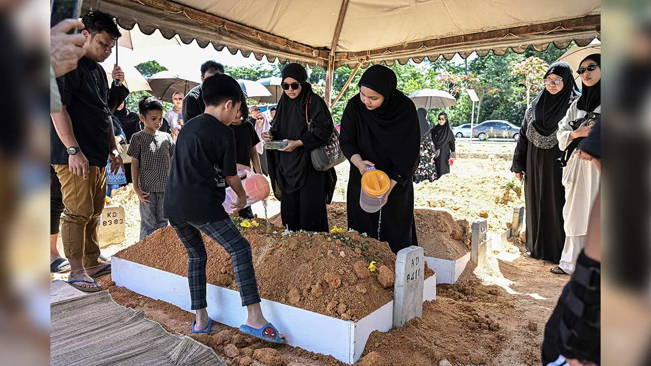 ETALING JAYA, 7 Ogos -- Ahli keluarga menyiram air di atas pusara jenazah Bekas Ketua Hakim Negara Allahyarham Tun Mohamed Eusoff Chin selepas selesai urusan pengebumian di Tanah Perkuburan Islam Seksyen 9, Kota Damansara, hari ini.  Mohamed Eusoff berkhidmat sebagai Ketua Hakim Negara kedua Malaysia dari September 1994 hingga Disember 2000.  --fotoBERNAMA (2026) HAK CIPTA TERPELIHARA    PETALING JAYA, Aug 7 -- Family members sprinkle water on the grave of former Chief Justice of Malaysia, the late Tun Moha
