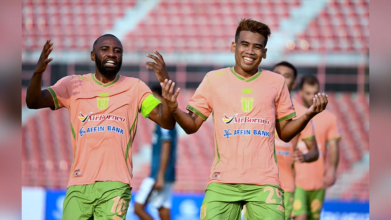 SEREMBAN, 29 Ogos -- Pemain Kuching City FC Muhamad Safawi Rasid (kanan) meraikan jaringan gol kedua bersama rakan sepasukannya ketika menentang pasukan Kelantan Red Warrior FC pada perlawanan Liga Super di Stadium Tuanku Abdul Rahman Paroi hari ini.  Keputusan Kelantan Red Warrior FC 0-5 Kuching City FC.  --fotoBERNAMA (2025) HAK CIPTA TERPELIHARA