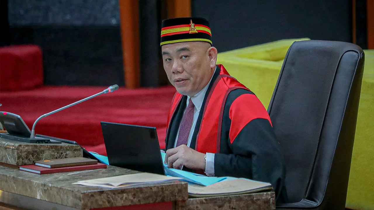 SHAH ALAM, 4 Ogos -- Speaker Dewan Negeri Selangor Lau Weng San mempengerusikan Mesyuarat Kedua Persidangan Penggal Keempat Dewan Undangan Negeri Selangor ke-15 di Dewan Negeri Selangor hari ini._BERNAMA