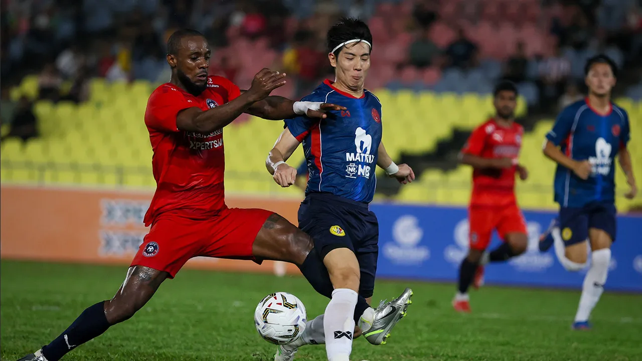 MELAKA, 30 Ogos -- Pemain Melaka FC Kpah Sean Sherman (kiri) diasak pemain Negeri Sembilan FC Park Yiyoung pada perlawanan Bola Sepak Liga Super Malaysia 2026/2027 di Stadium Hang Jebat, Krubong hari ini._BERNAMA